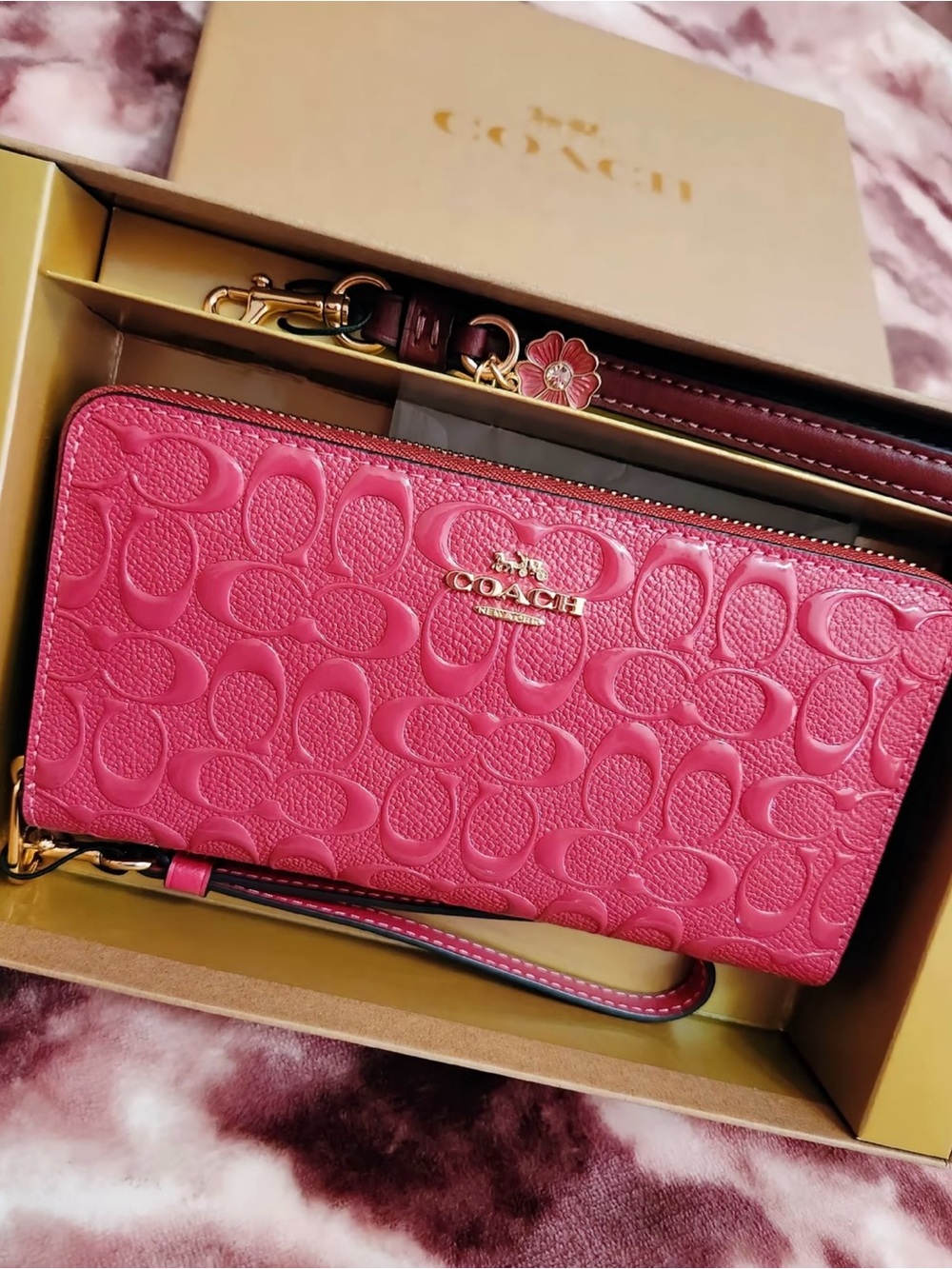 NWT Coach Accordion Zip Signature Debossed Patent Leather Wallet in Strawberry - Picture 6 of 10